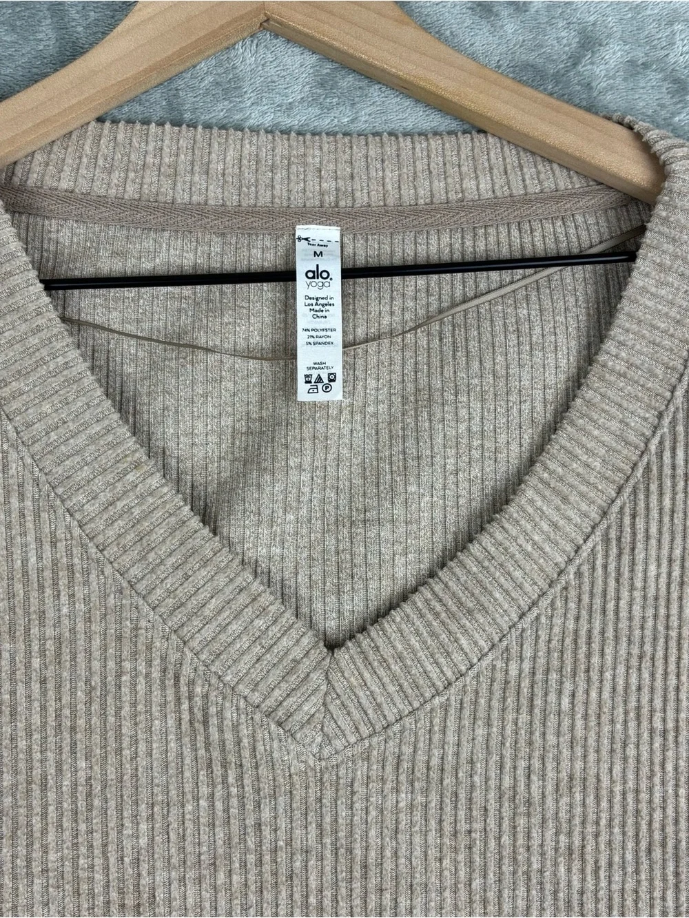 ALO Yoga Top Womens Medium Beige Muse Ribbed Crop V-Neck Pullover Relaxed